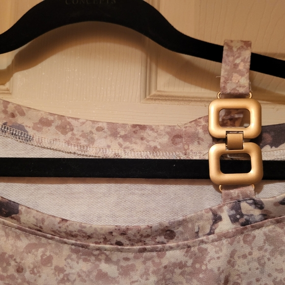 EUC CHRISTMAS COLD SHOULDER BLOUSE - Picture 3 of 3